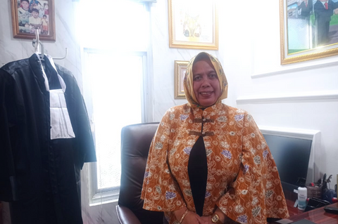 Nina Nugroho Women: DR. Kurniasih, SH, MSi