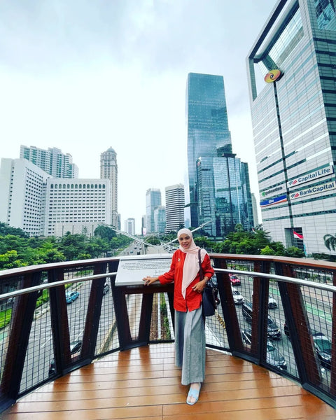 Nina Nugroho Women: Dr. Lola Fitria Sari SE. MM