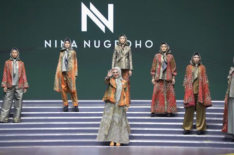 Peduli Lingkungan, Nina Nugroho Usung Batik Tenun Seseh di IN2FM 2023
