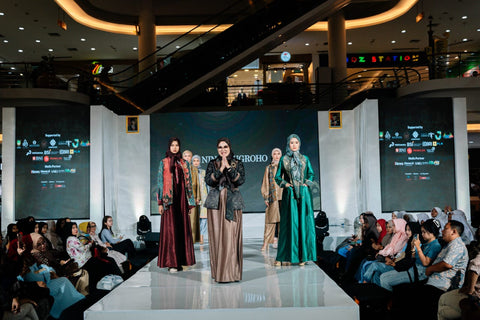 Adikarya Batik Nusantara Ajang Nina Nugroho Memamerkan Karya Busana Bertema Batik